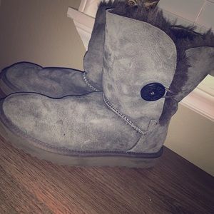 Grey Short Ugg Boots!!🤍🖤